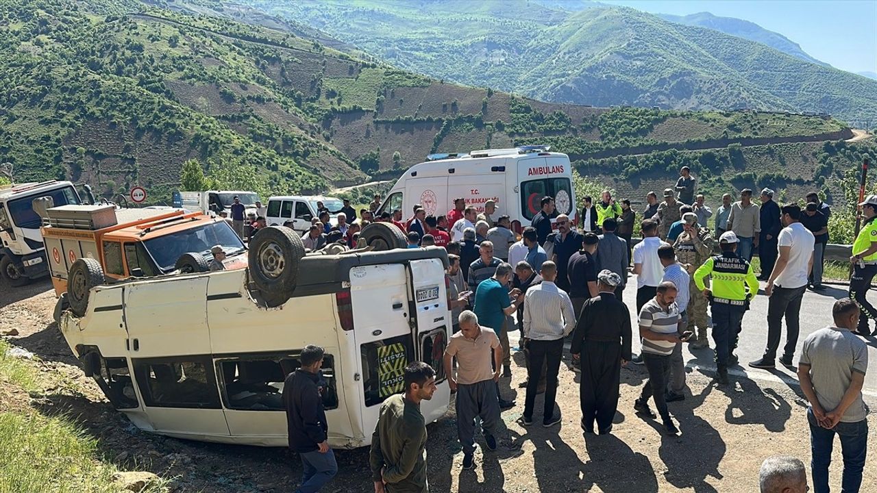 Hakkari'de Öğrenci Servisi Devrildi: 14 Yaralı