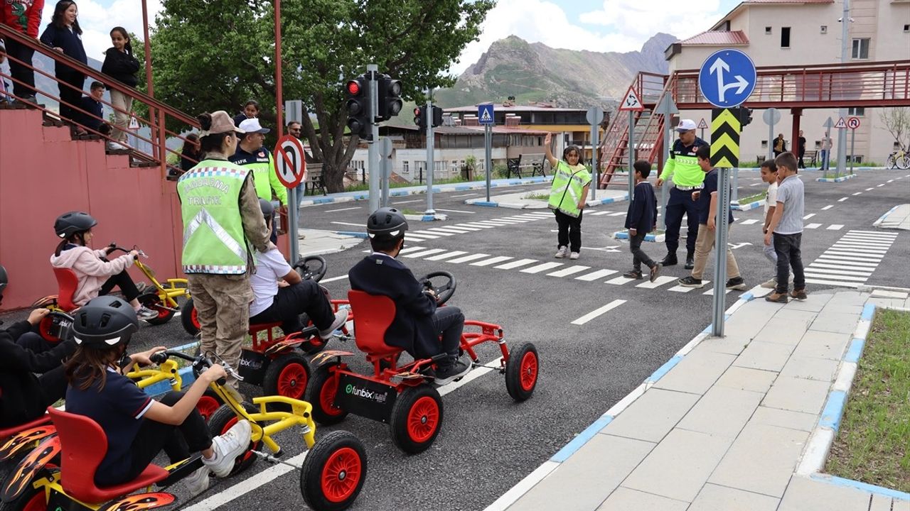 Hakkari'de Öğrencilere Uygulamalı Trafik Eğitimi