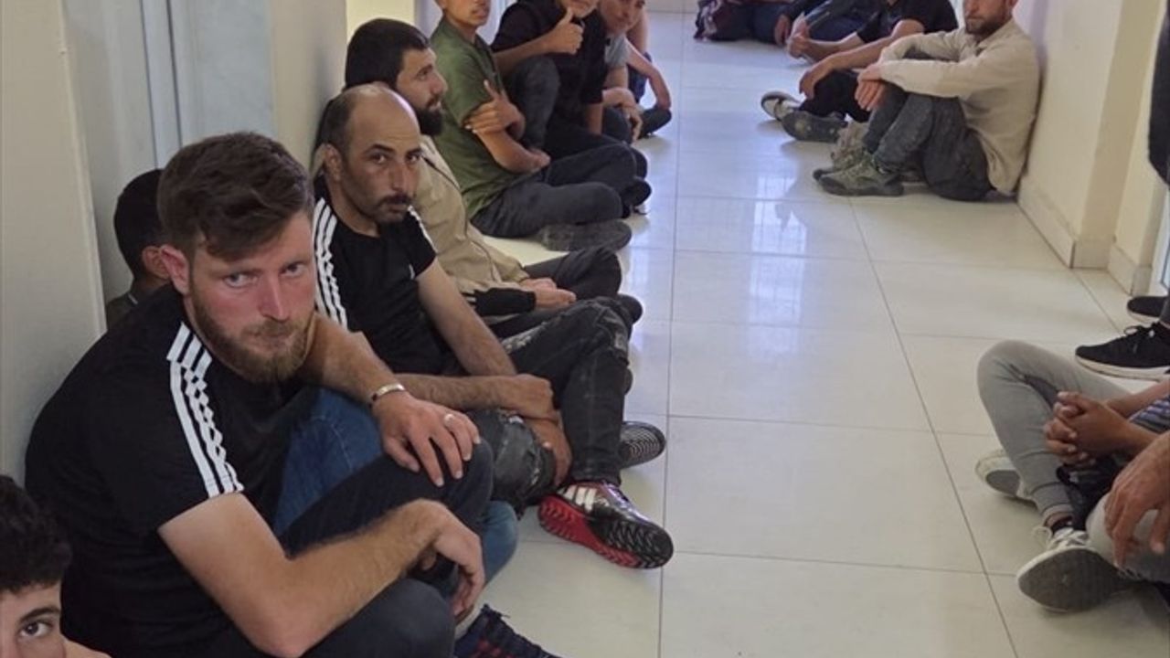 Hatay'da Düzensiz Göçmen Operasyonu: 65 Suriye Uyruklu Yakalandı