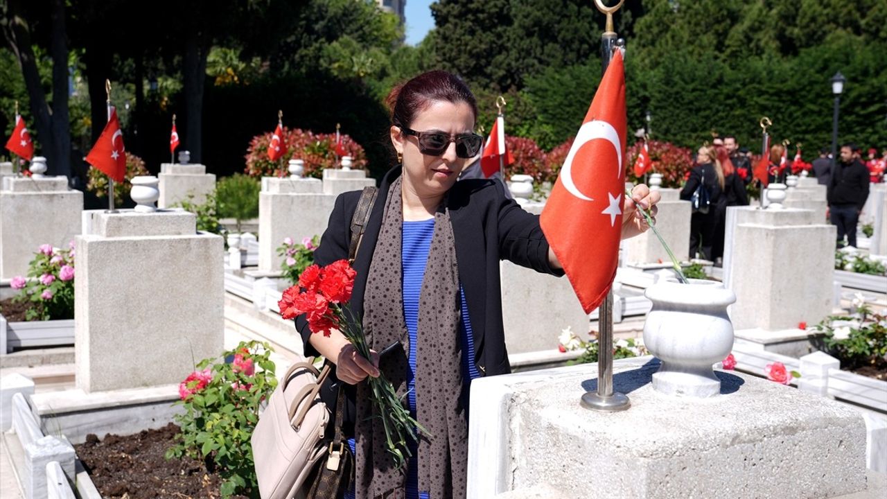 Hava Şehitleri Edirnekapı Şehitliği'nde Anıldı