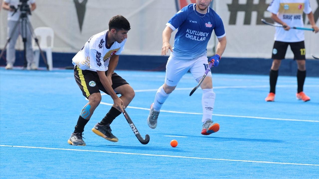 Hokey Sporu Türkiye'de Çocukluk Döneminde Gelişiyor