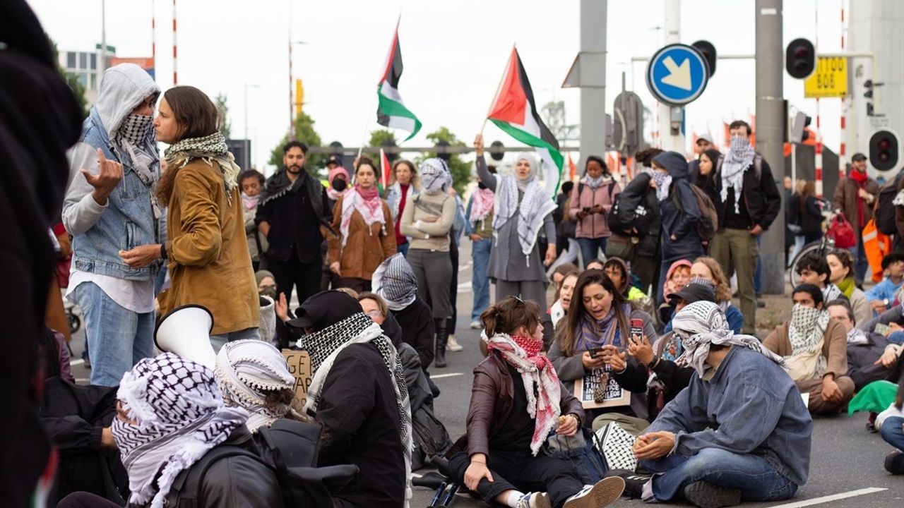 Hollanda'da F-35 Parçaları Taşıyan Geminin Protesto Gösterisi