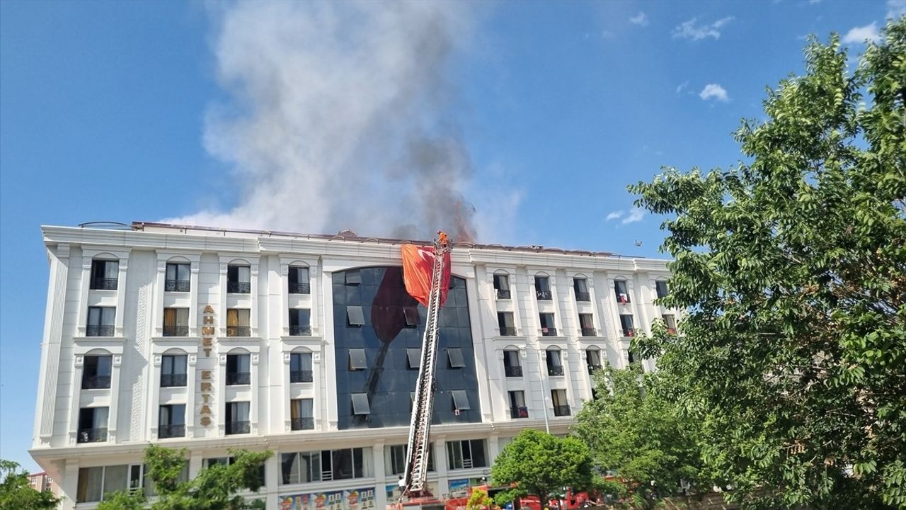 Iğdır'da Öğrenci Yurdunda Çatı Yangını Kontrol Altına Alındı