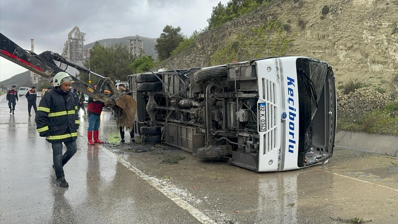 Isparta'da Midibüs Devrildi: 15 Yaralı