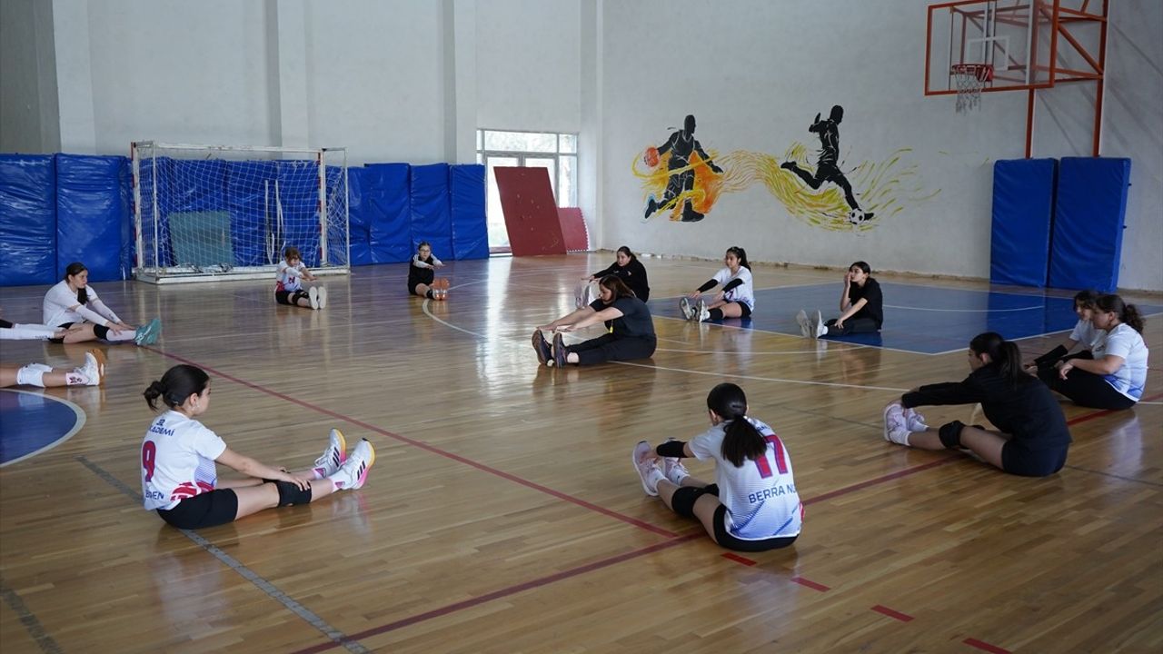Isparta'da Voleybol Antrenörü Tuba Etci'nin Hayvan Sevgisi ve Başarı Hikayesi