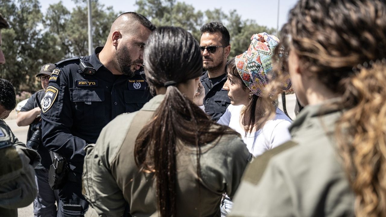 İsrail'de Aşırı Sağcı Grup, Gazze'ye Yardım Tırlarını Engellemeye Çalıştı