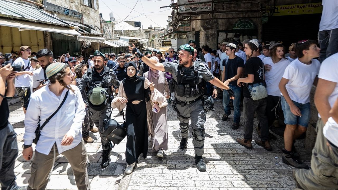 İsrail'de Aşırı Sağcıların Provokatif Bayrak Yürüyüşü