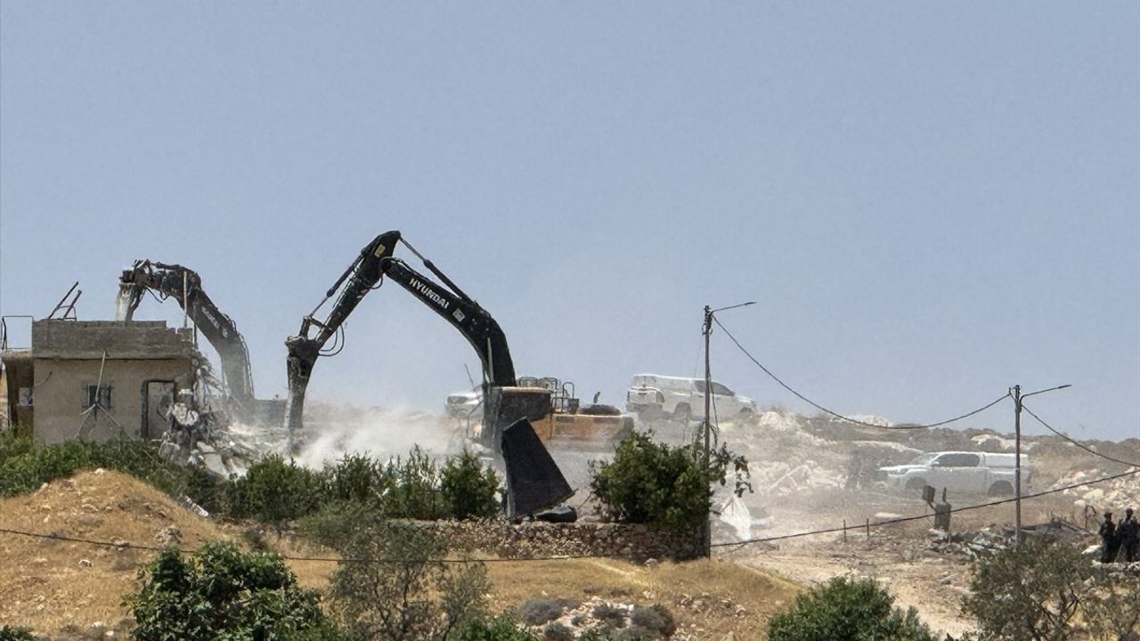 İsrail Ordusu Batı Şeria'da Filistinlilere Ait Yapıları Yıktı