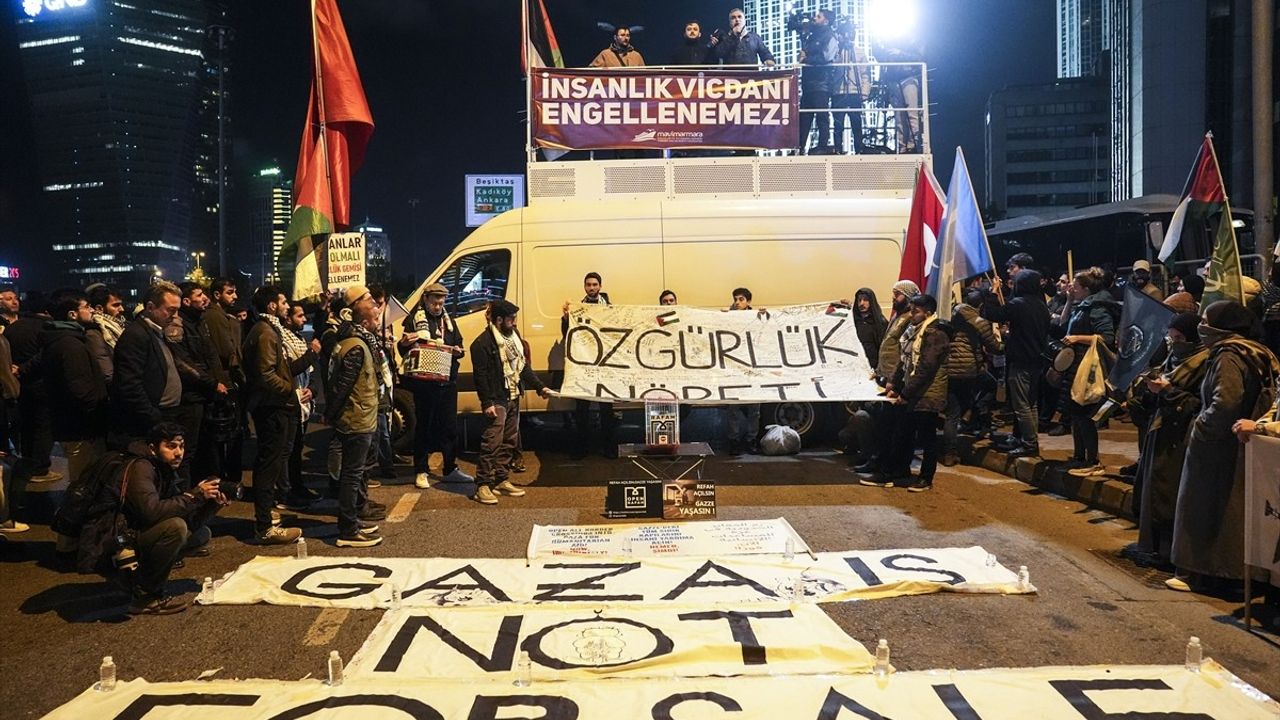 İstanbul'da Gazze Yardım Gemisi İçin Protesto