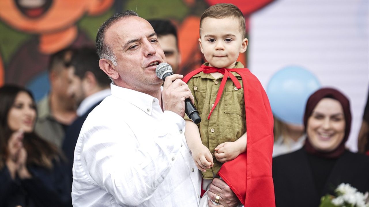 İstanbul'da Kanseri Yenen Minik Ali Asaf'a Renkli Balonlarla Kutlama