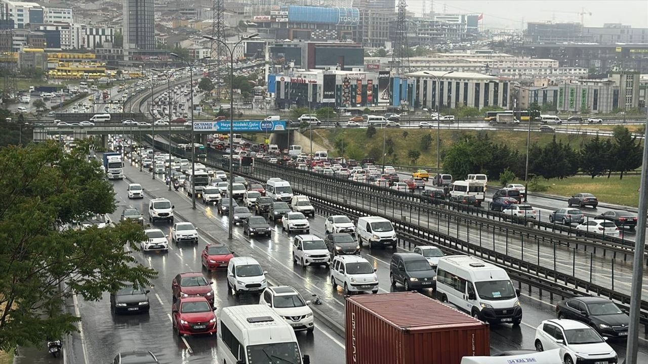 İstanbul Trafik Yoğunluğu Yüzde 81'e Ulaştı, Yağışlar Ulaşımı Olumsuz Etkiledi