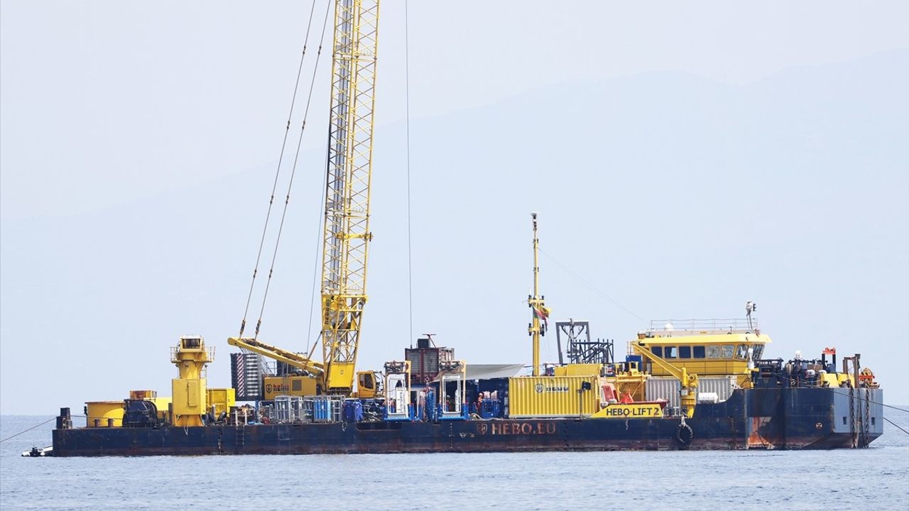 İtalya'da Fırtına Sonrası Batan Lüks Yatın Enkazı Çıkarılıyor