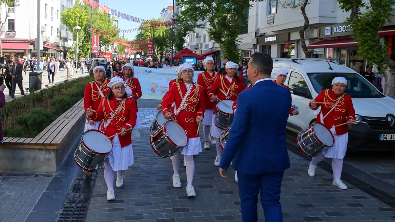 İzmir, Aydın ve Uşak'ta Aile Yürüyüşü Etkinlikleri Düzenlendi