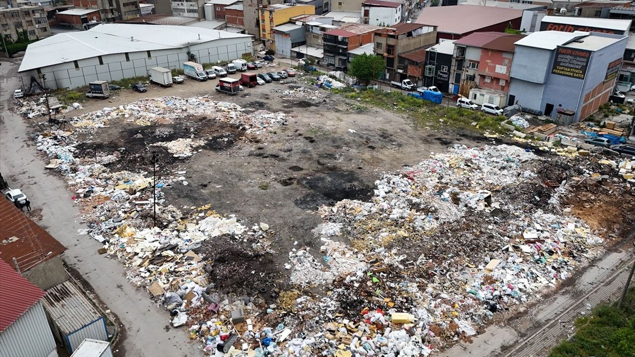 İzmir Buca'da Atık Yığınına Esnaf Tepkisi