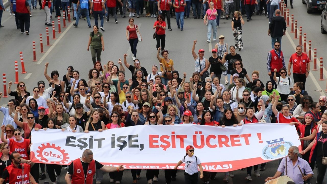İzmir Büyükşehir Belediyesi İşçileri Greve Çıktı