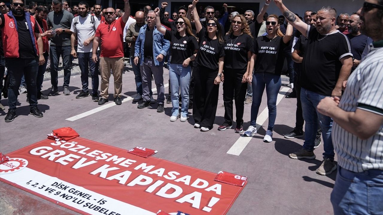 İzmir'de Acele Grev: 23 Bin İşçi Eylemde