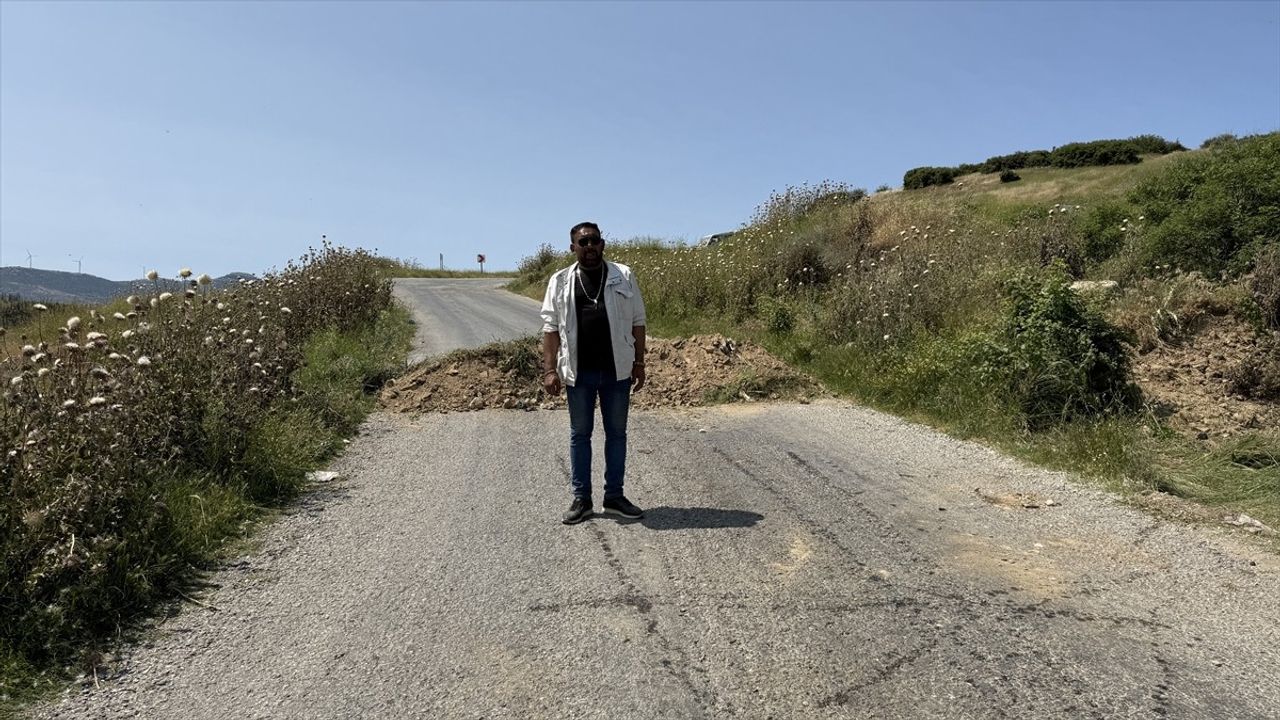 İzmir'de Arazisini Savunan Vatandaş Yol Kapatma Eylemi Gerçekleştirdi