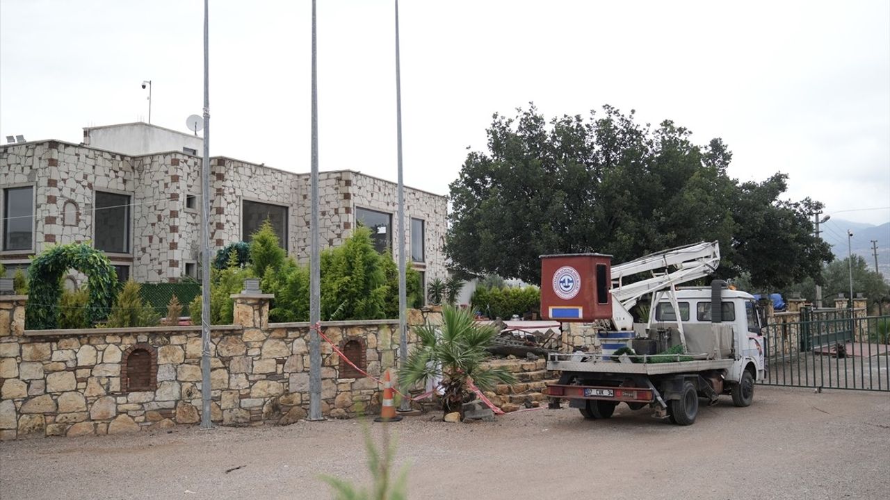 İzmir'de Dekoratif Beton Kemerinin Yıkılması: Doktor Çiftin Ölümü İçin Tören Düzenlendi
