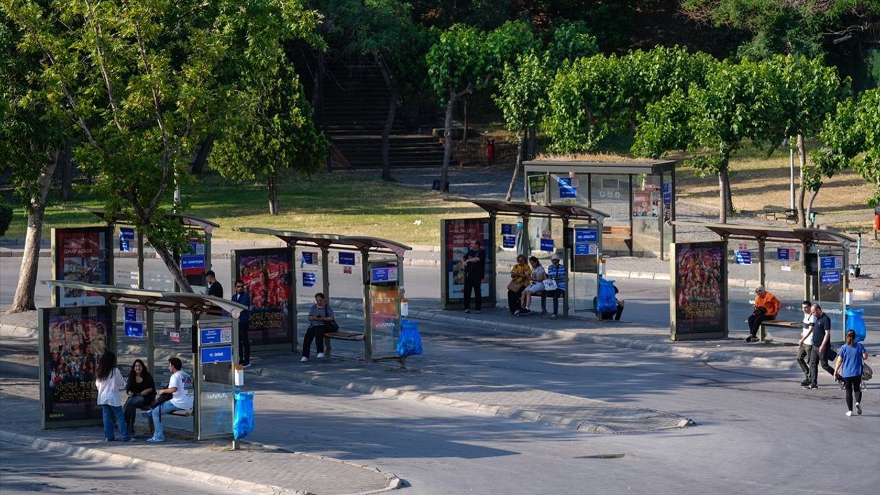 İzmir'de İşçi Grevi Nedeniyle Hizmetlerde Aksamalar Yaşandı