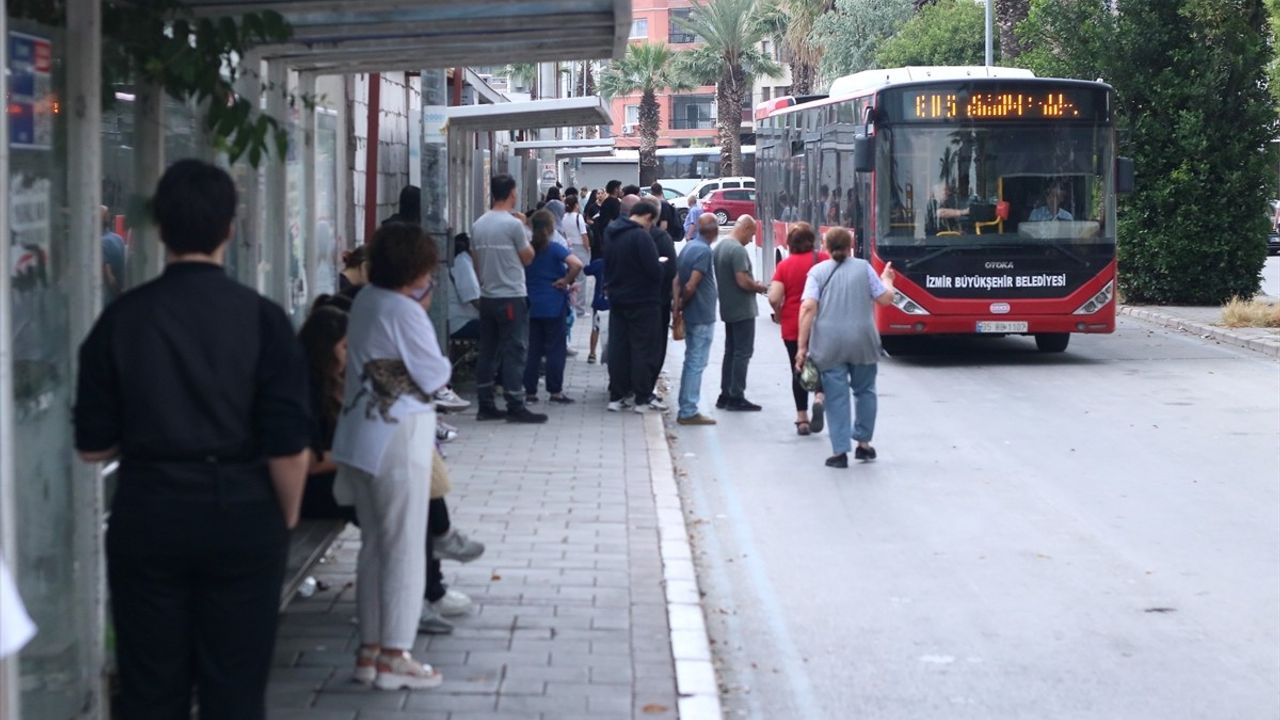 İzmir'de İşçi Grevi Nedeniyle Toplu Taşımada Yoğunluk Yaşanıyor