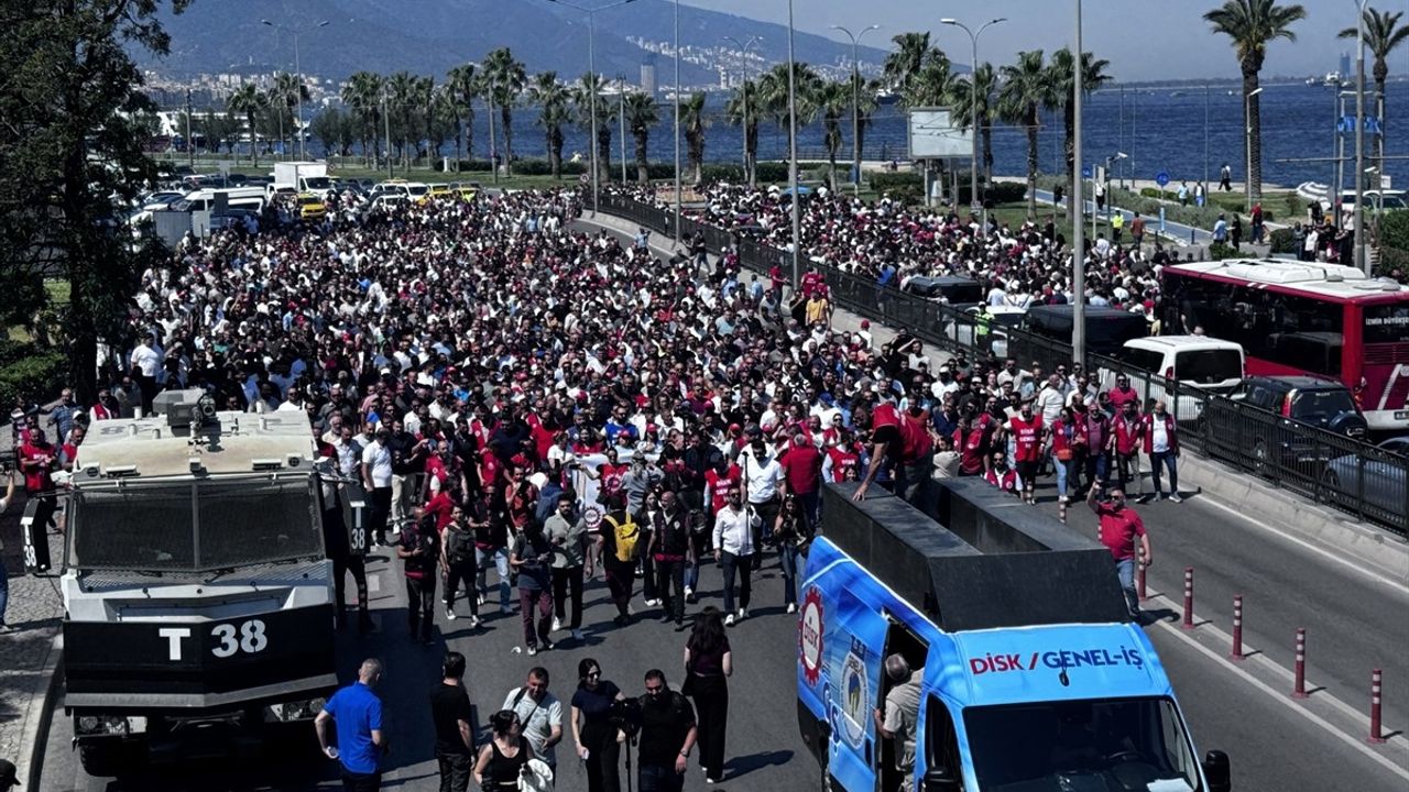 İzmir'de İşçilerin Grev Eylemi Devam Ediyor
