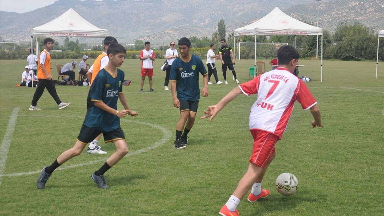 İzmir'de Özel Olimpiyatlar Türkiye Futbol Şampiyonası Coşkuyla Yapıldı