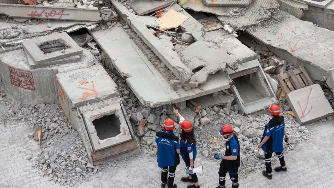 İzmir'de Sağlıkçılar Afetlerde Hayat Kurtarmak İçin Ekip Kurdu