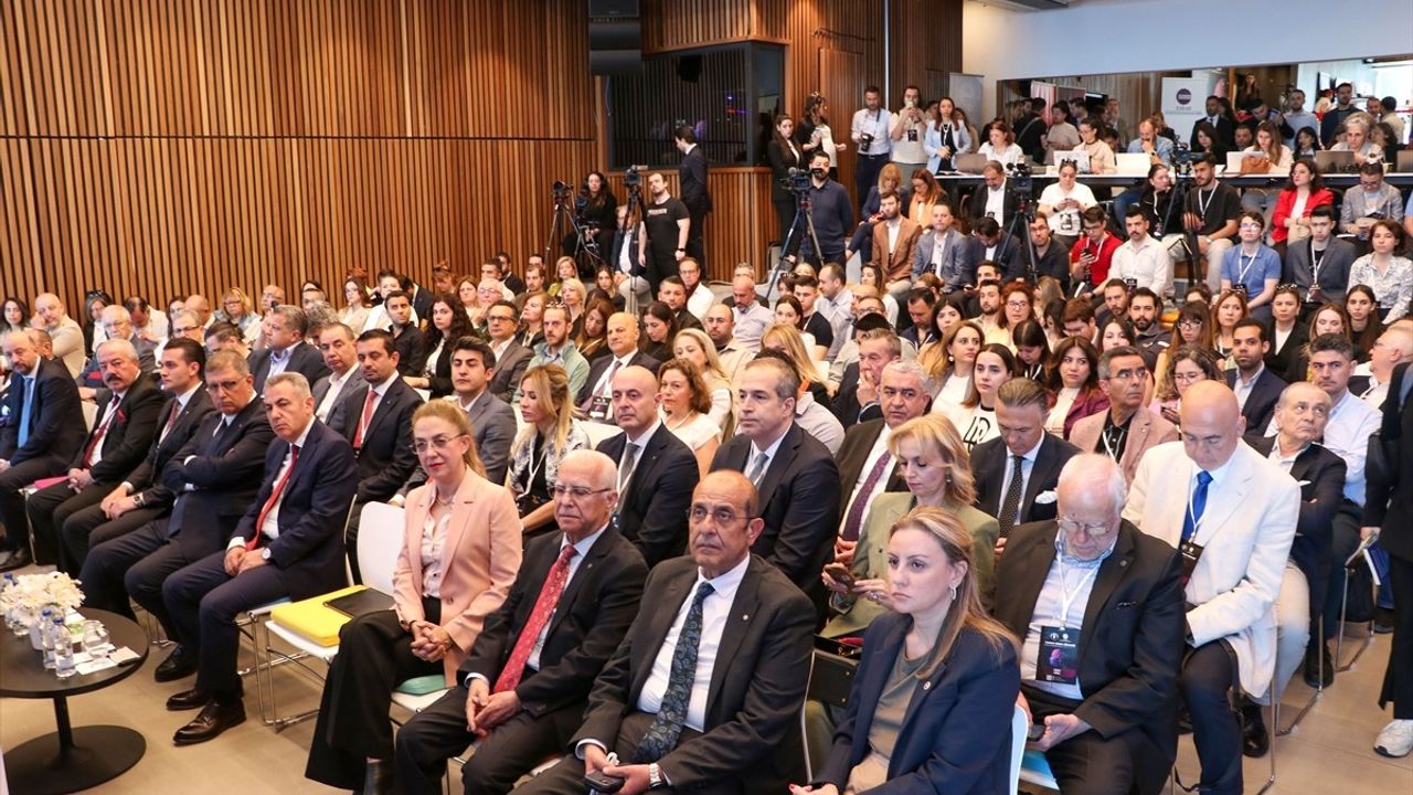 İzmir'de Yapay Zeka Zirvesi Gerçekleştirildi