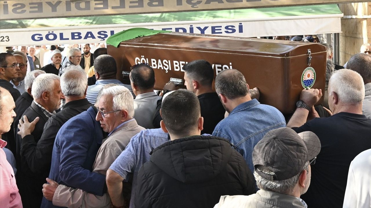 İzmir'deki Trajik Olayın Ardından Doktor Çifti Son Yolculuğuna Uğurlandı