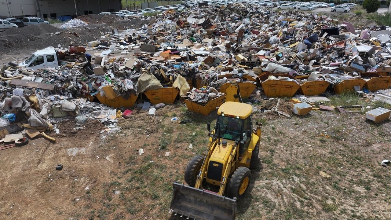 İzmir Gaziemir'de Açık Alanlarda Çöp Sorunu
