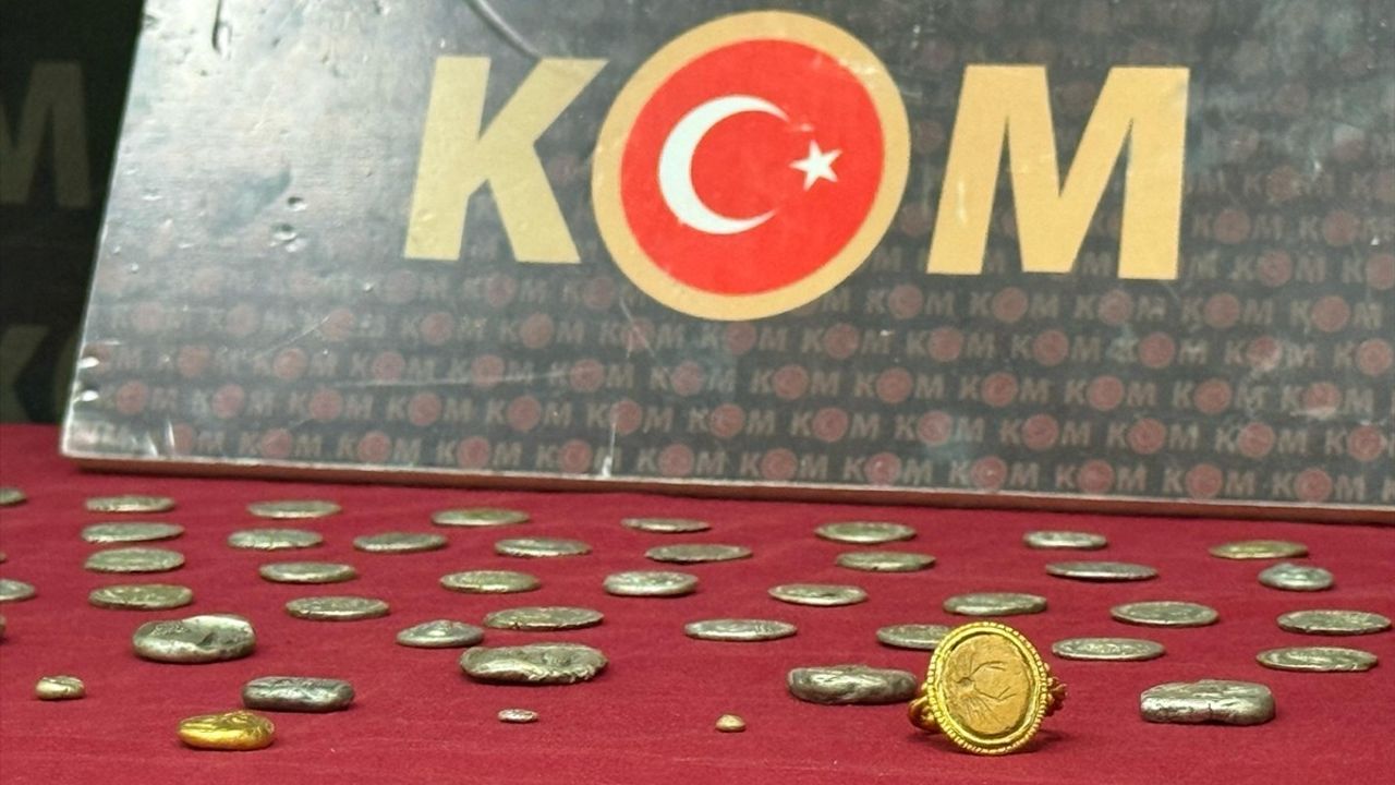 İzmir Havalimanı'nda Tarihi Eser Kaçakçılığına Operasyon