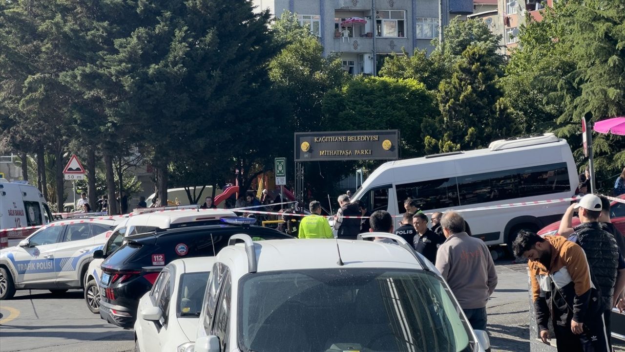 Kağıthane’de Servis Aracı Kazası: 1 Ölü, 3 Yaralı