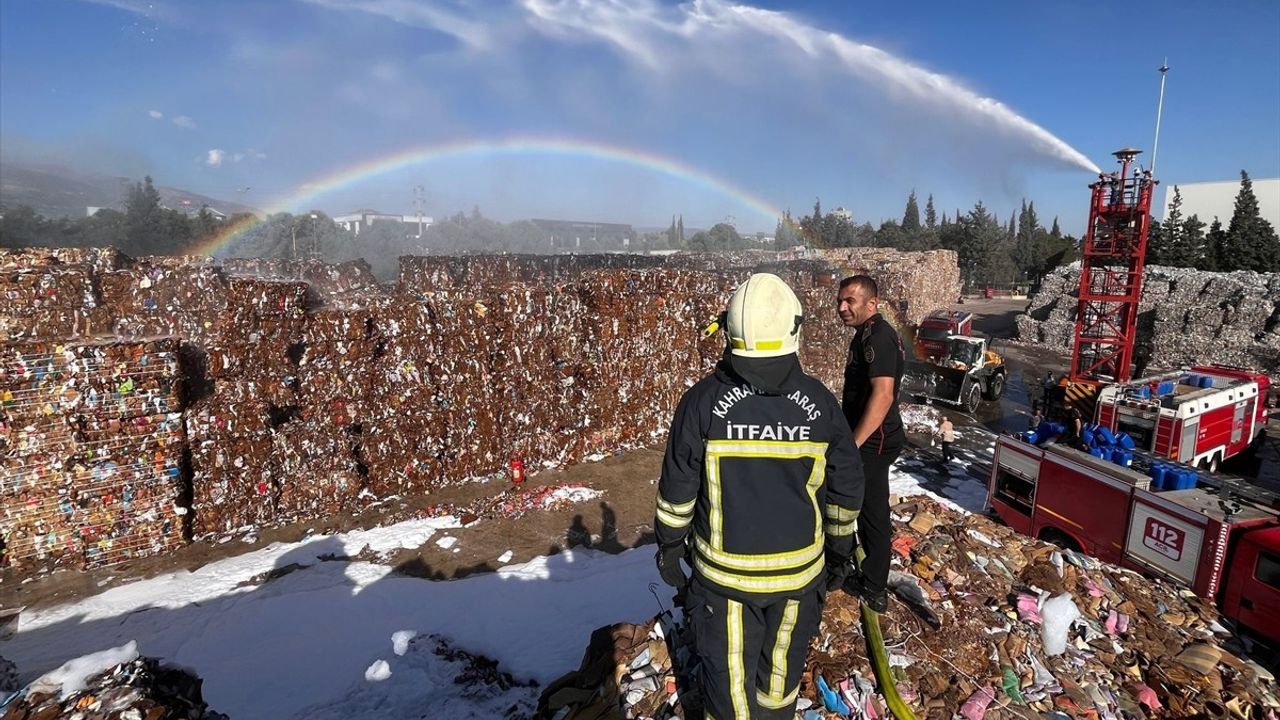 Kahramanmaraş'ta Kağıt Fabrikasında Yangın Söndürüldü