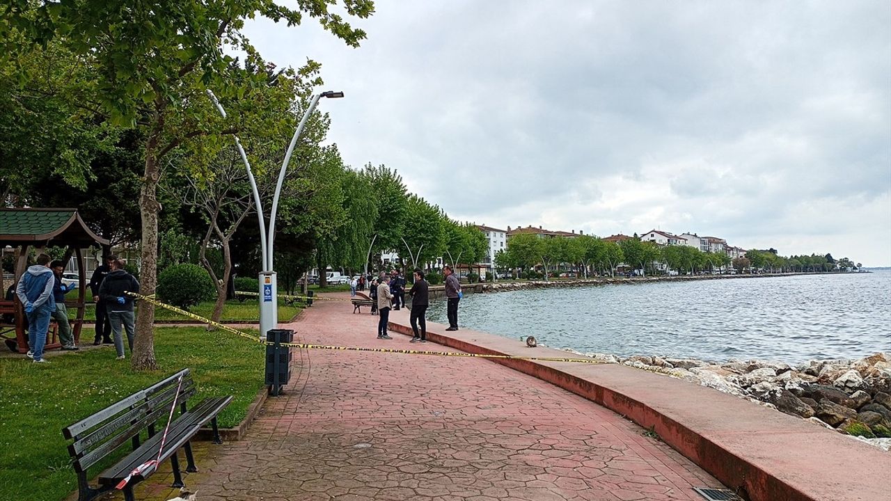 Karamürsel'de Kayalıklarda Erkek Cesedi Bulundu