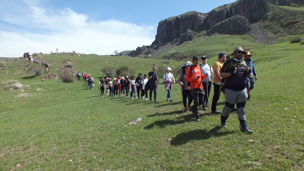 Kars'ta Doğaseverler Kozlu Şelalesi'nde Yürüyüş Gerçekleştirdi