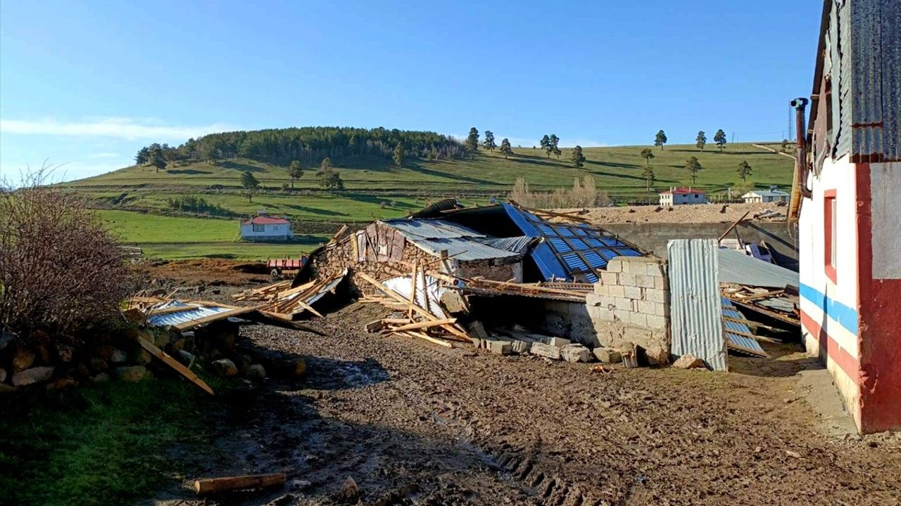 Kars'ta Fırtına ve Hortum 12 Evin Çatısını Uçurdu