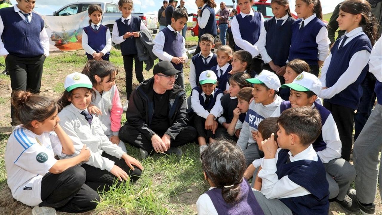 Kars'ta Her İlçeye Örnek Meyve Bahçesi Projesi Devam Ediyor