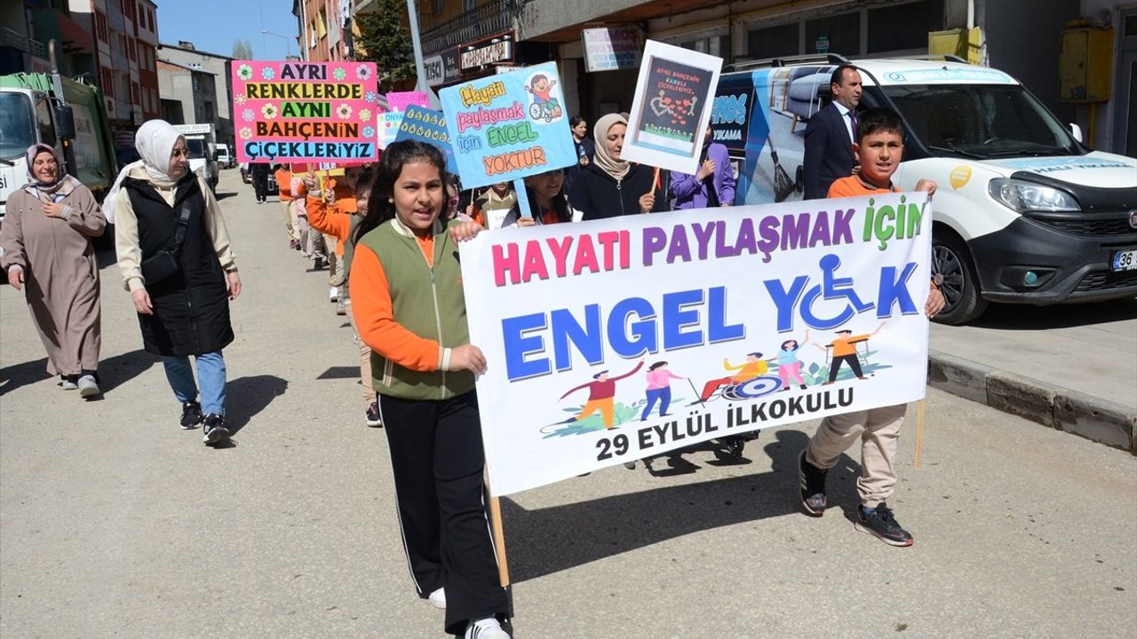 Kars'ta Öğrenciler Engellilere Dikkat Çekmek İçin Yürüyüş Düzenledi