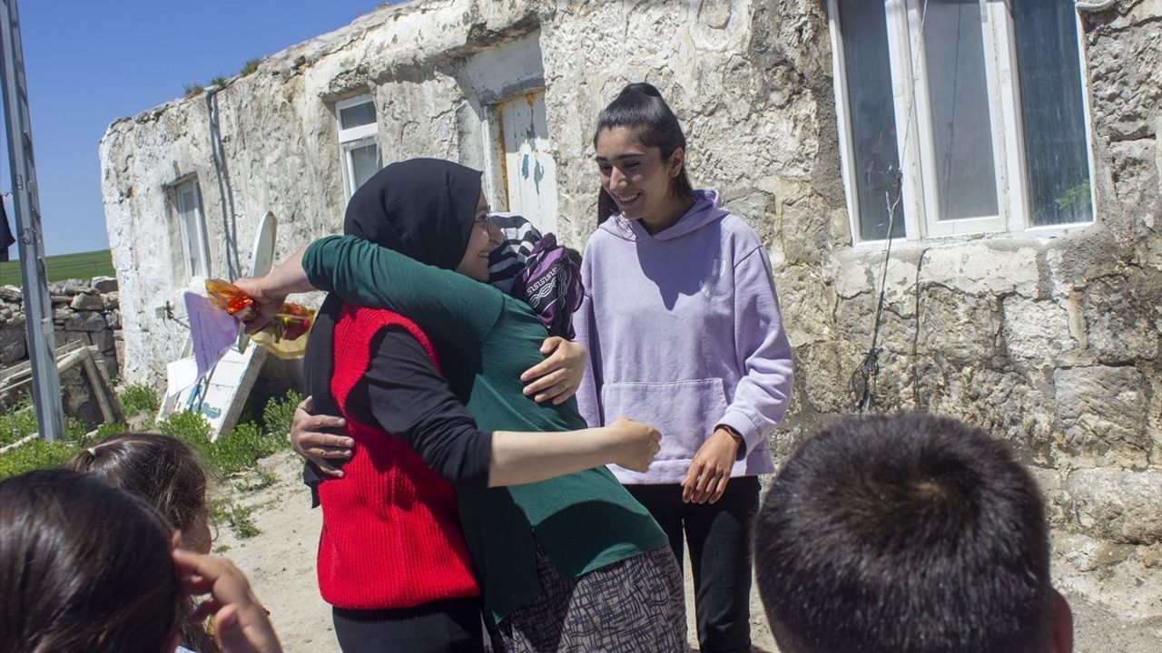 Kars'ta Öğrencilerden Annelere Anlamlı Hediye