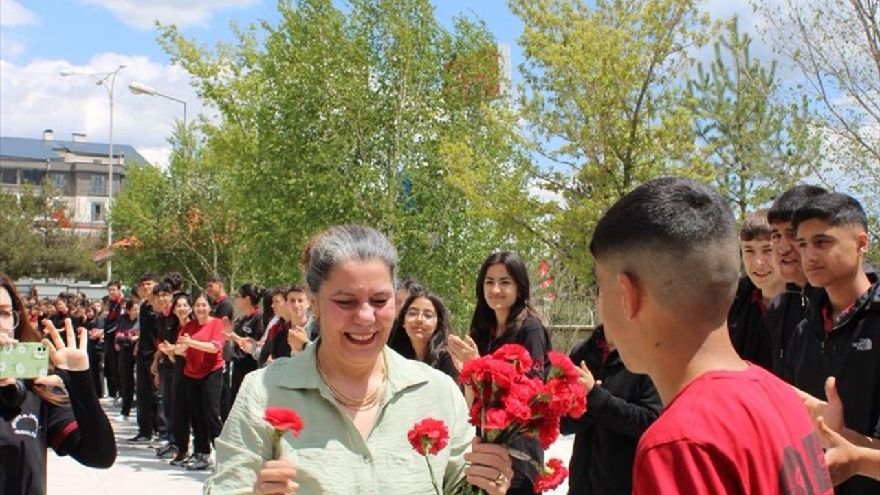 Kars'ta Öğrencilerden Emekli Öğretmene Duygusal Veda