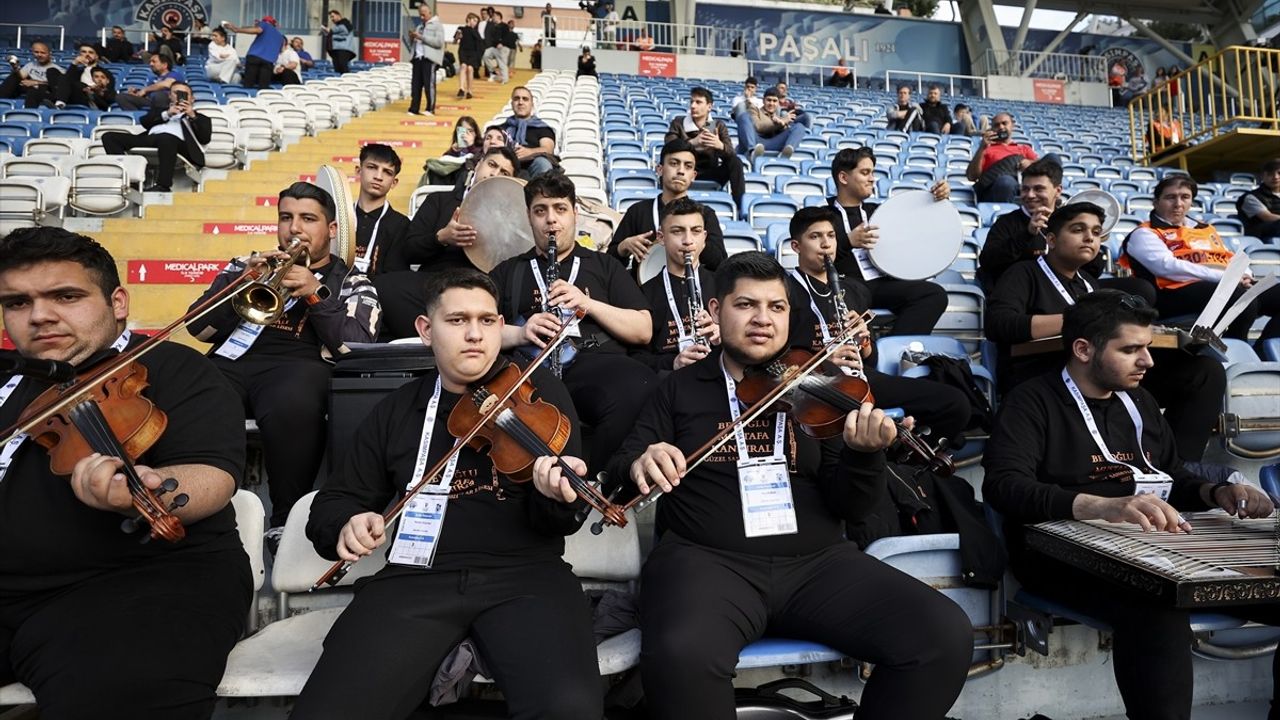 Kasımpaşa-Trabzonspor Maçında Müzik Şenliği