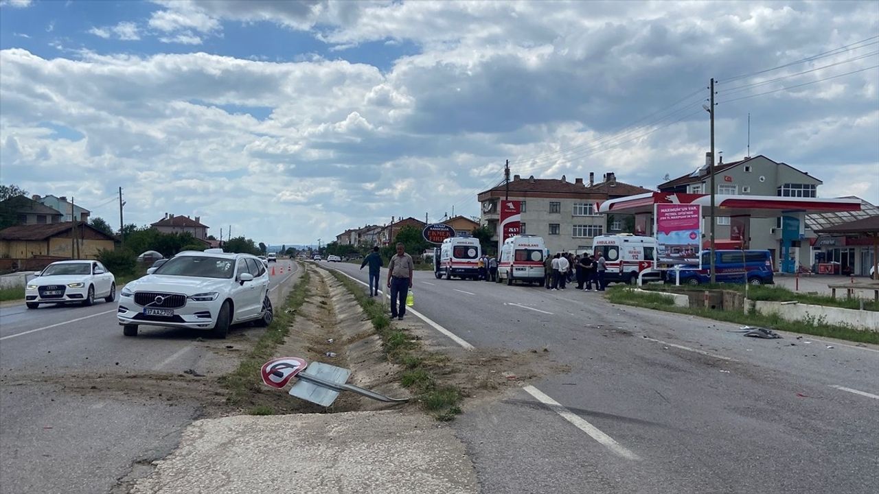 Kastamonu'da Ambulans ve Cip Çarpıştı: 4 Yaralı