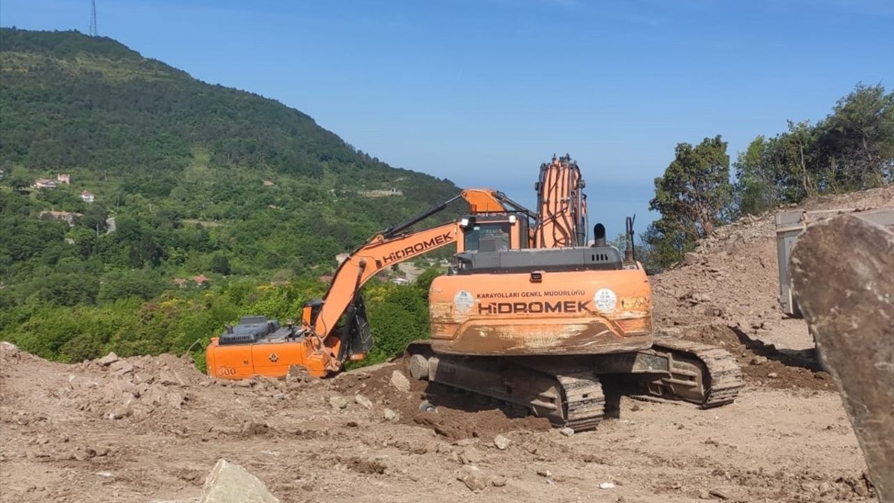 Kastamonu'da Cide-İnebolu Kara Yolunda Heyelan