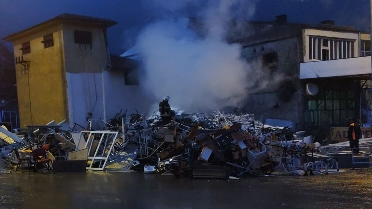 Kayseri'de Yıldırım Hurdalığa Düşerek Yangına Sebep Oldu