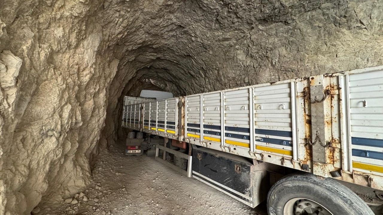 Kemaliye'deki Taş Yolu Tır Sıkışması Nedeniyle Ulaşıma Kapandı