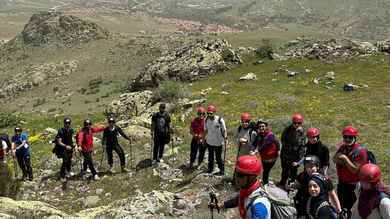 Kırşehir'de Dağcılar 19 Mayıs'ı Davullu Zirvesinde Kutladı