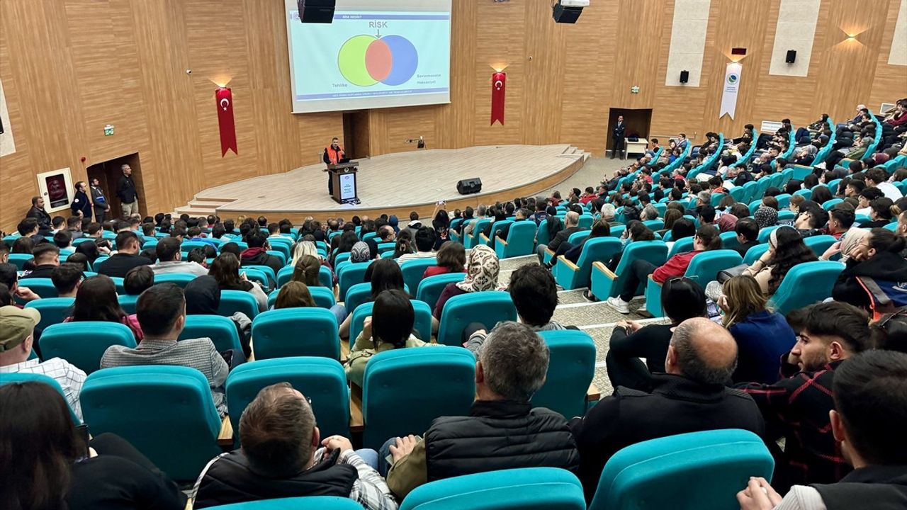Kırşehir'de Depremle Yaşam Konferansı Gerçekleştirildi