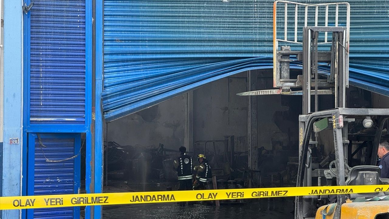 Kocaeli'deki Boya Fabrikasında Yangın Kontrol Altında