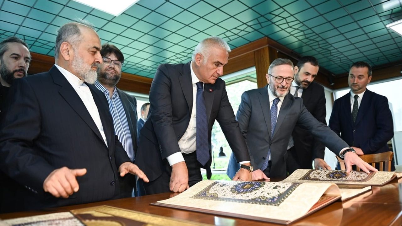 Kültür ve Turizm Bakanı Ersoy, İstanbul Mushafı'nı İnceledi