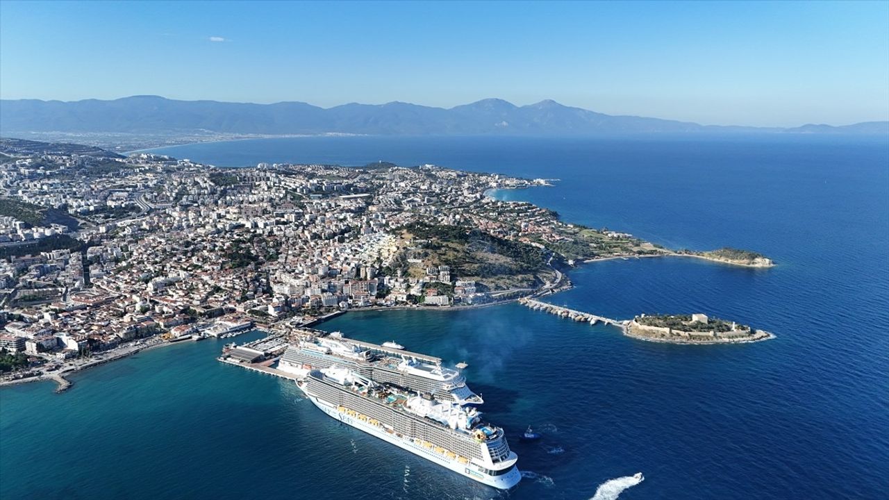 Kuşadası'na 8 Bin 560 Turist Getiren 3 Kruvaziyer